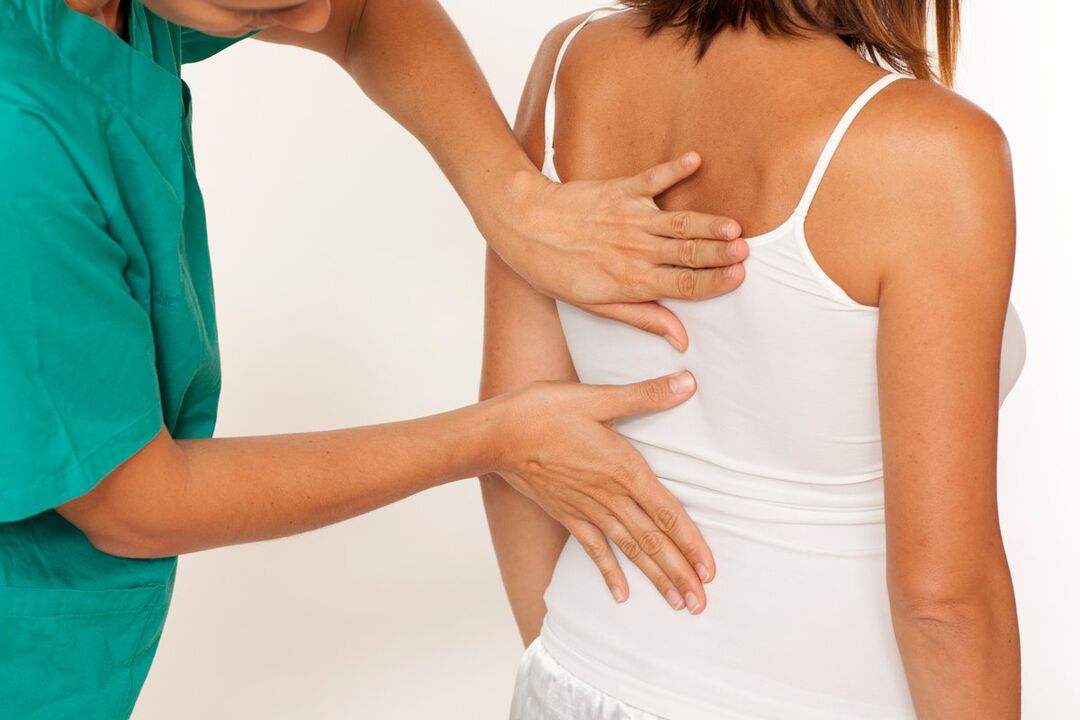 zdravnik pregleda hrbet glede bolečin v predelu lopatic