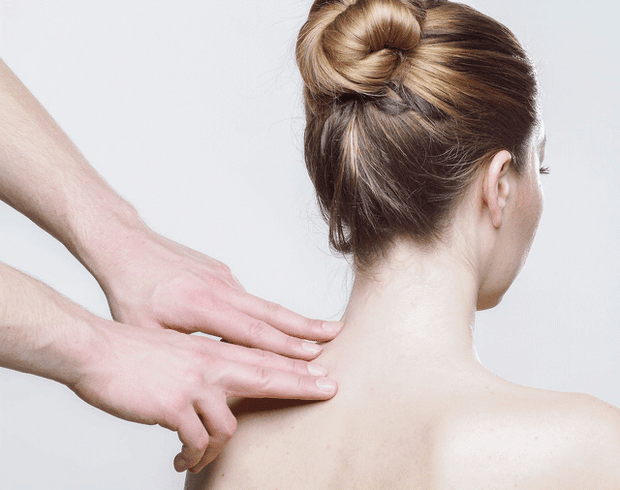 ženska masaža vratu